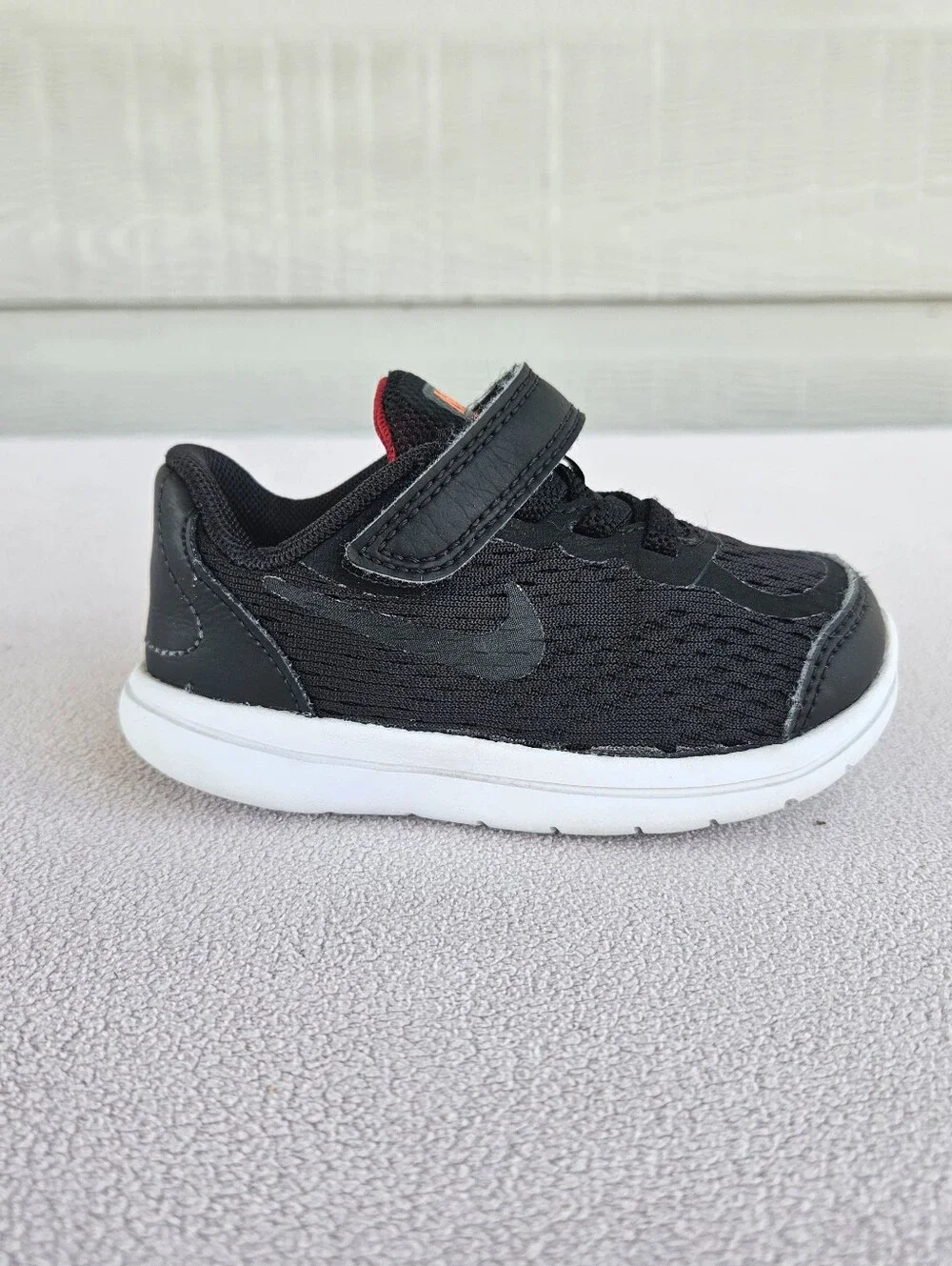 Nike Flex Run TD Sneaker Toddler SZ 6C Hook & Loop Black Red 904239-005